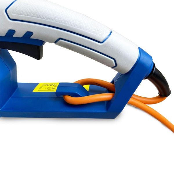 Lightweight at just 6.6kg, the HYC2400E also features an ergonomic soft grip rear handle, which makes the chainsaw comfortable to use for extended periods and also makes it extra easy to handle.