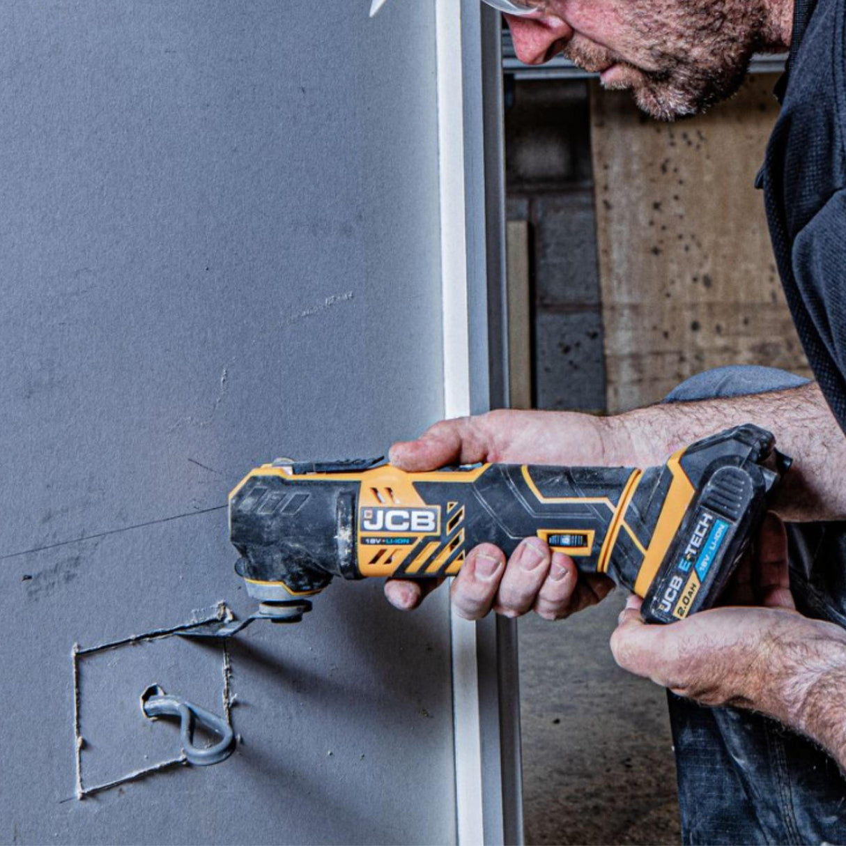 JCB 18V MULTI-TOOL WITH 2.0AH BATTERY AND 2.4A CHARGER | JCB-18MT-2X-B