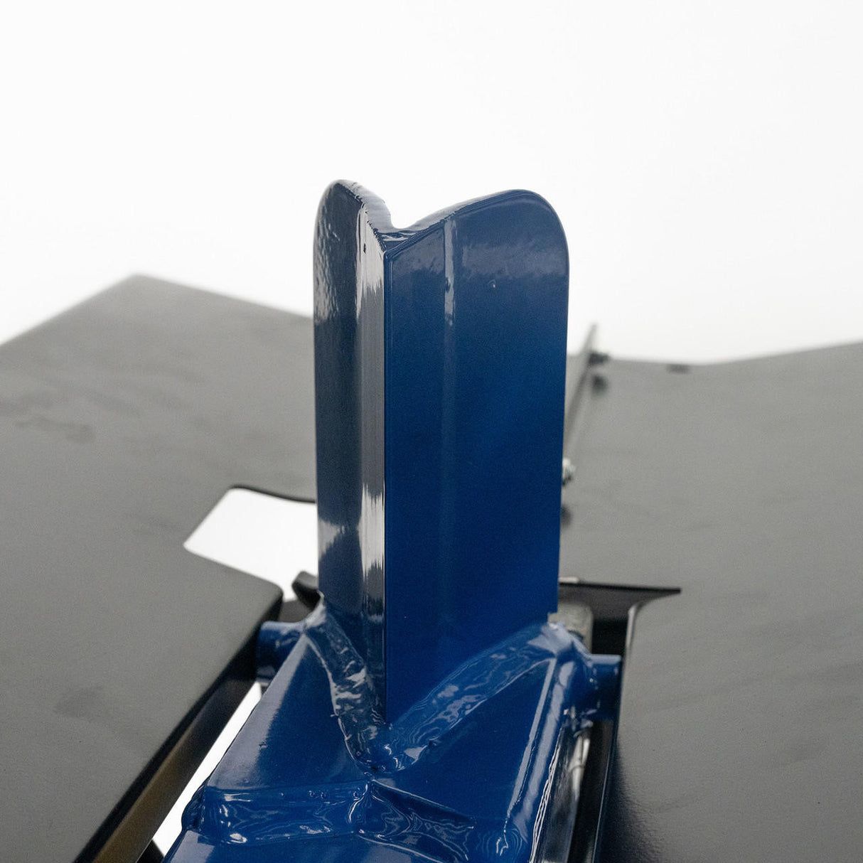 Hydraulic Ram and Sturdy Splitting Wedge: Electric motor activates 20.6 MPa of hydraulic pressure which guides the ram towards a sturdy splitting wedge.