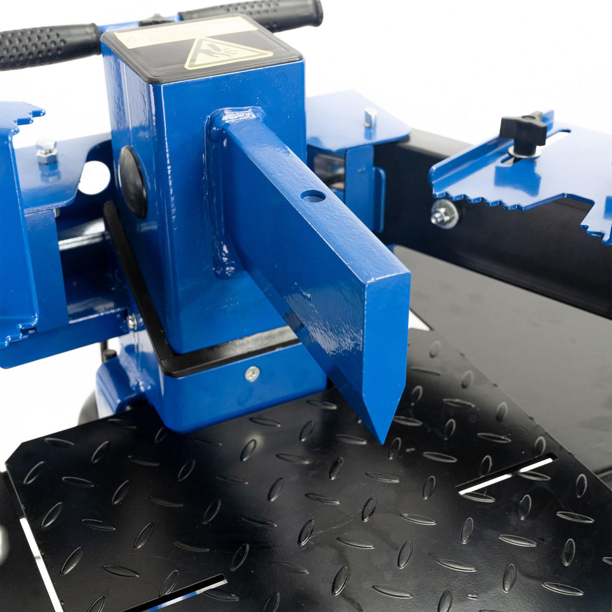 This Hyundai log splitter is also equipped to process tougher pieces of wood such as hard and knotty logs.