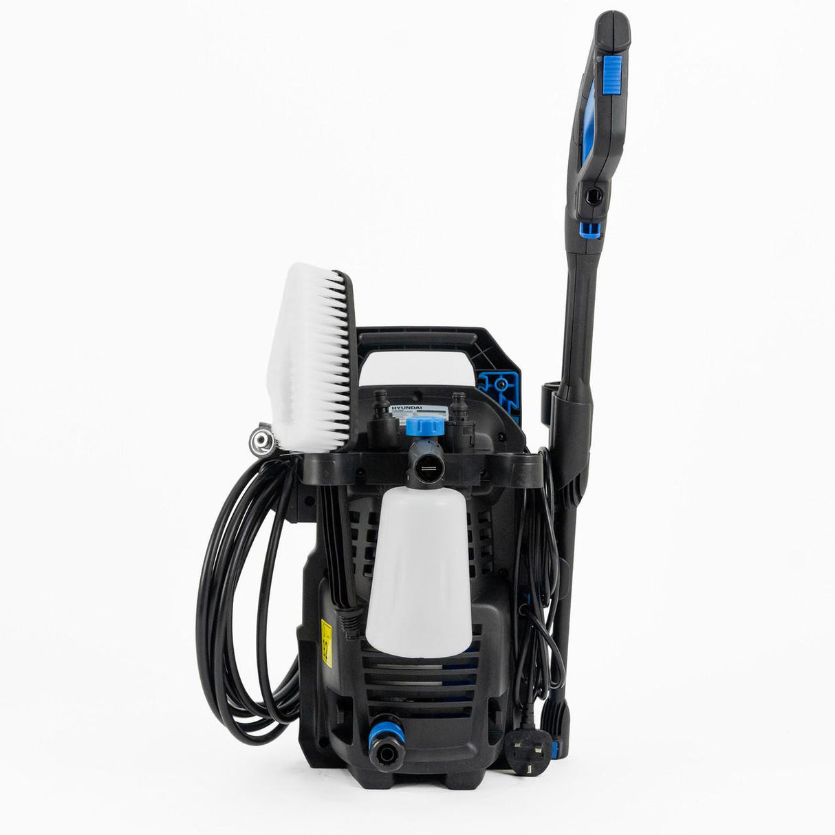 Tackle tough dirt effortlessly on cars, patios, garden furniture, and more with Hyundai’s compact yet powerful 1600W electric pressure washer.