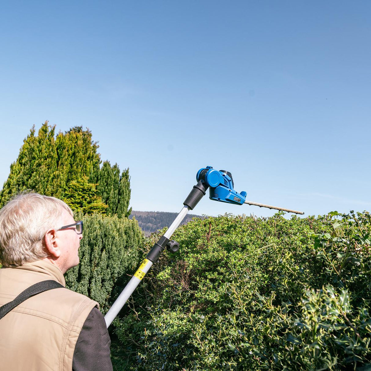 450mm dual-action blade: Laser-cut blade ensures clean, sharp cuts with reduced vibration