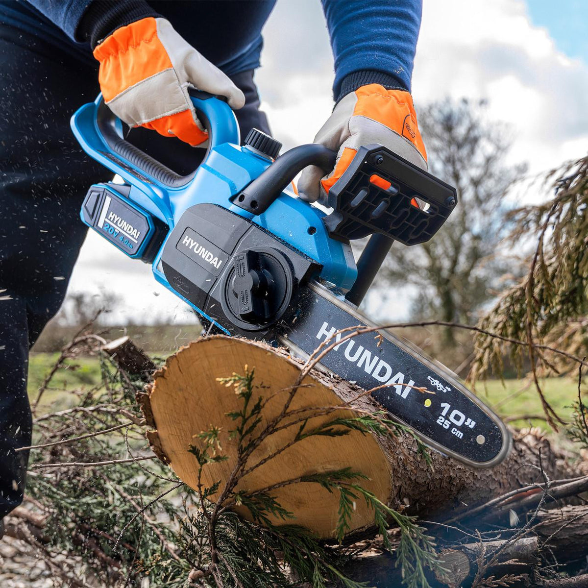 Hyundai 10'' 25cm Cordless Chainsaw 20V Li-Ion 4Ah Battery and Charger | HY20CCS10