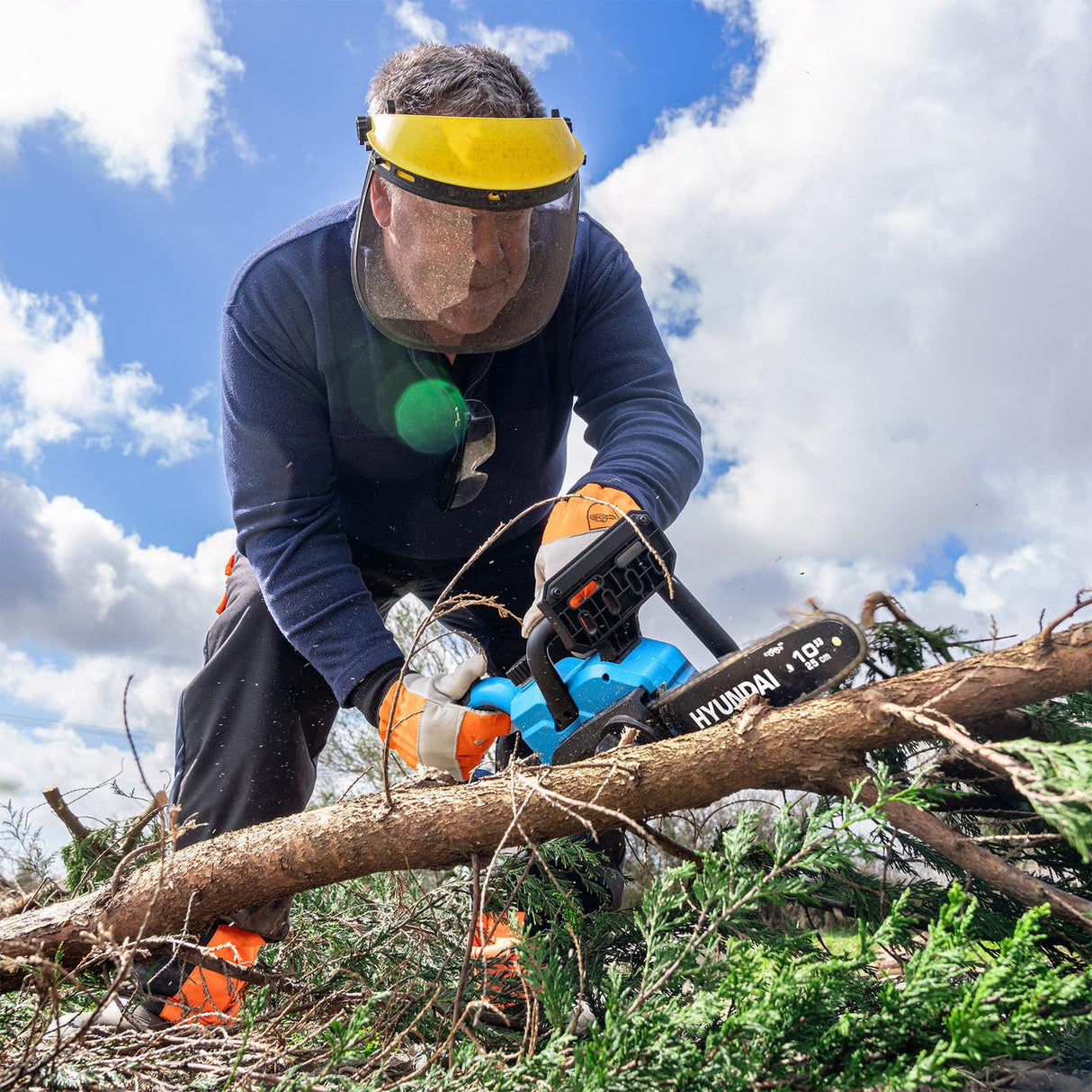 Hyundai 10'' 25cm Cordless Chainsaw 20V Li-Ion 4Ah Battery and Charger | HY20CCS10