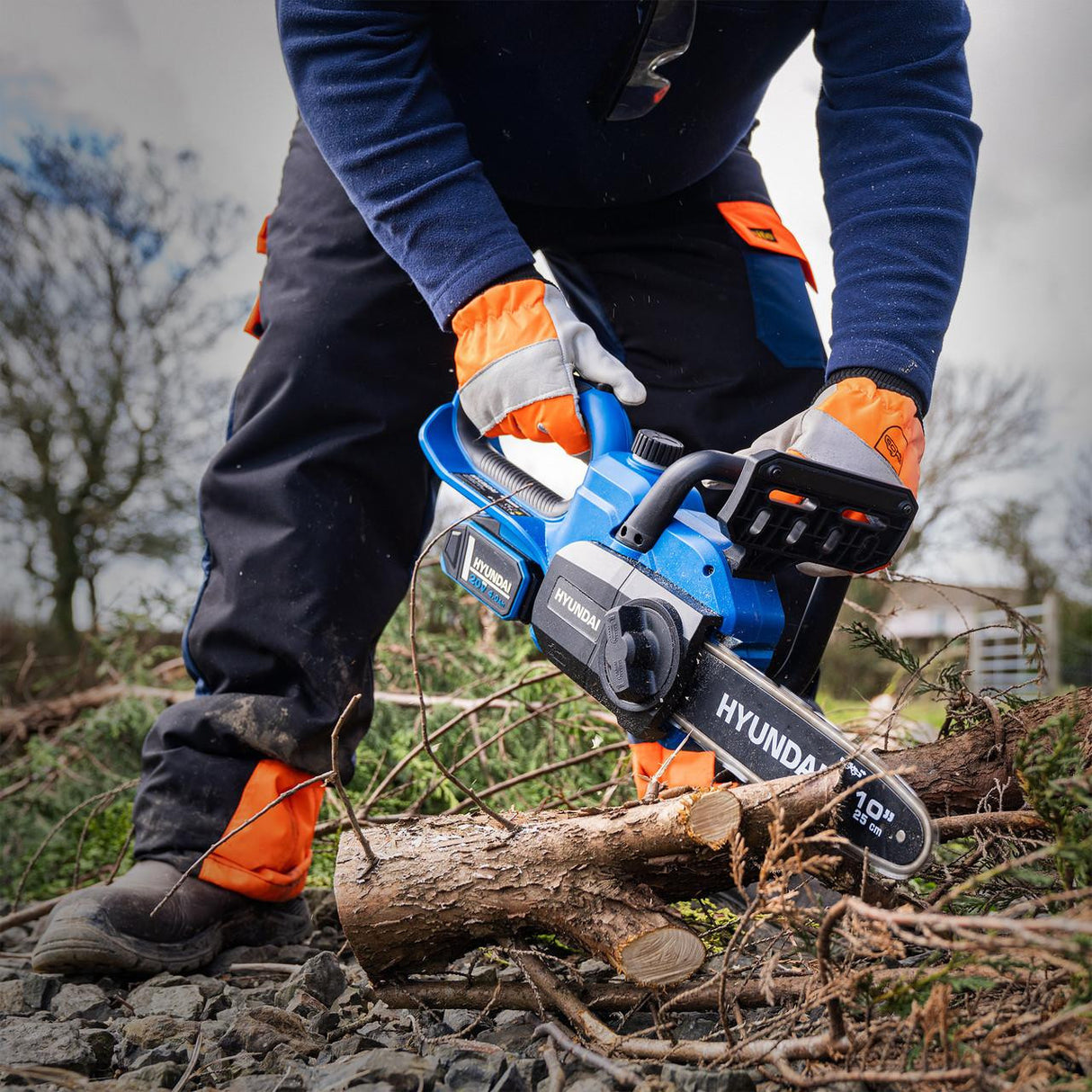 Hyundai 10'' 25cm Cordless Chainsaw 20V Li-Ion 4Ah Battery and Charger | HY20CCS10