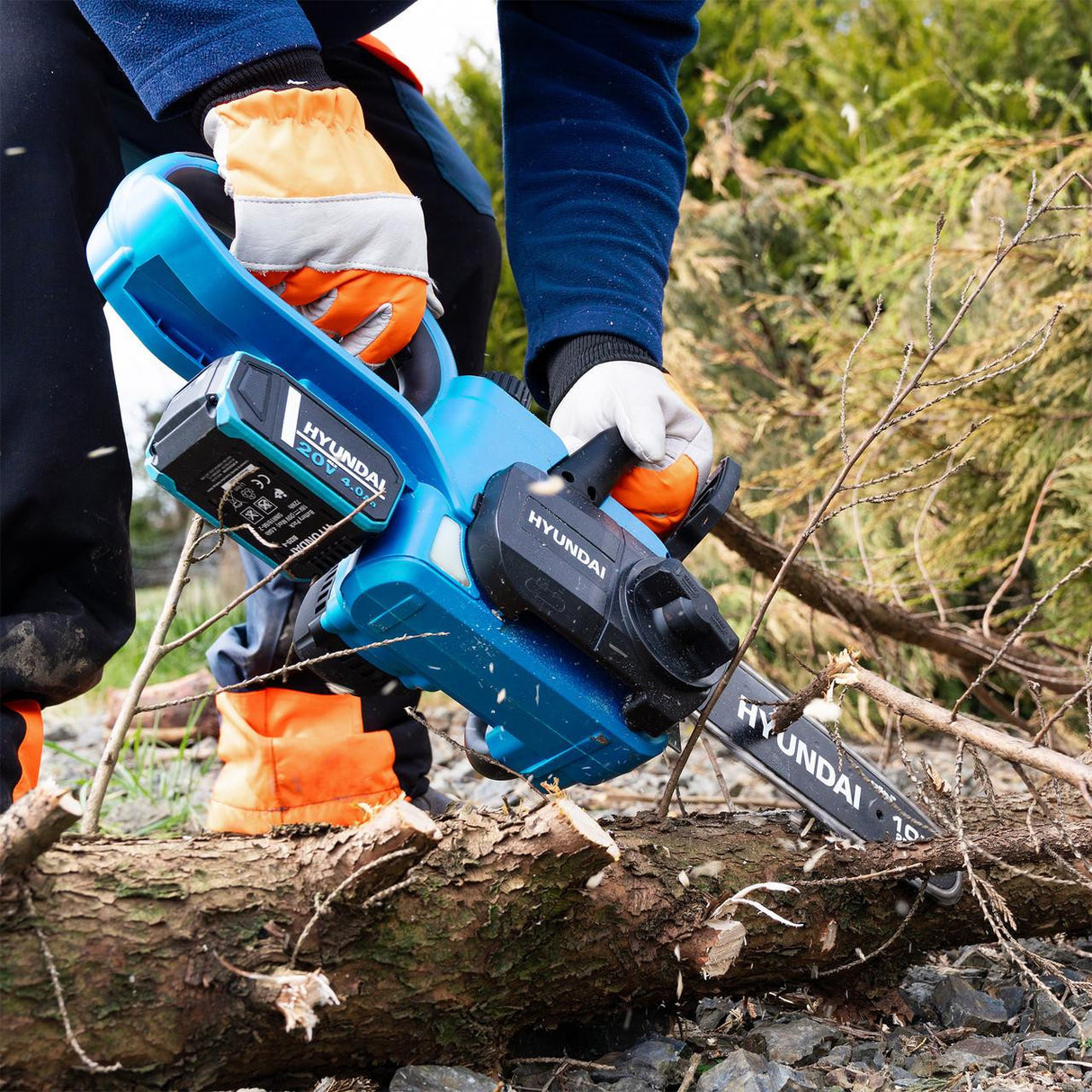 Hyundai 10'' 25cm Cordless Chainsaw 20V Li-Ion 4Ah Battery and Charger | HY20CCS10