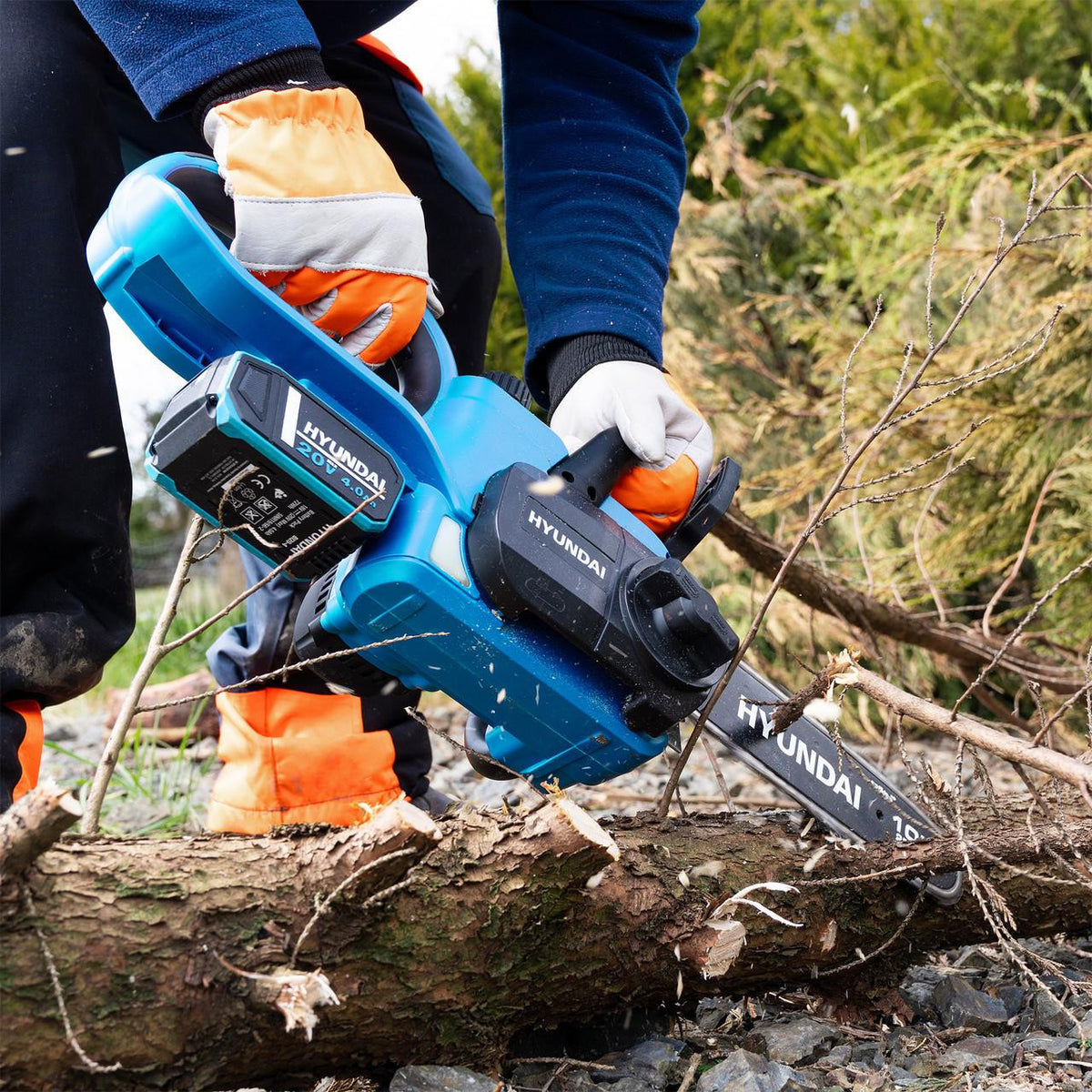 Hyundai 10'' 25cm Cordless Chainsaw 20V Li-Ion 4Ah Battery and Charger | HY20CCS10