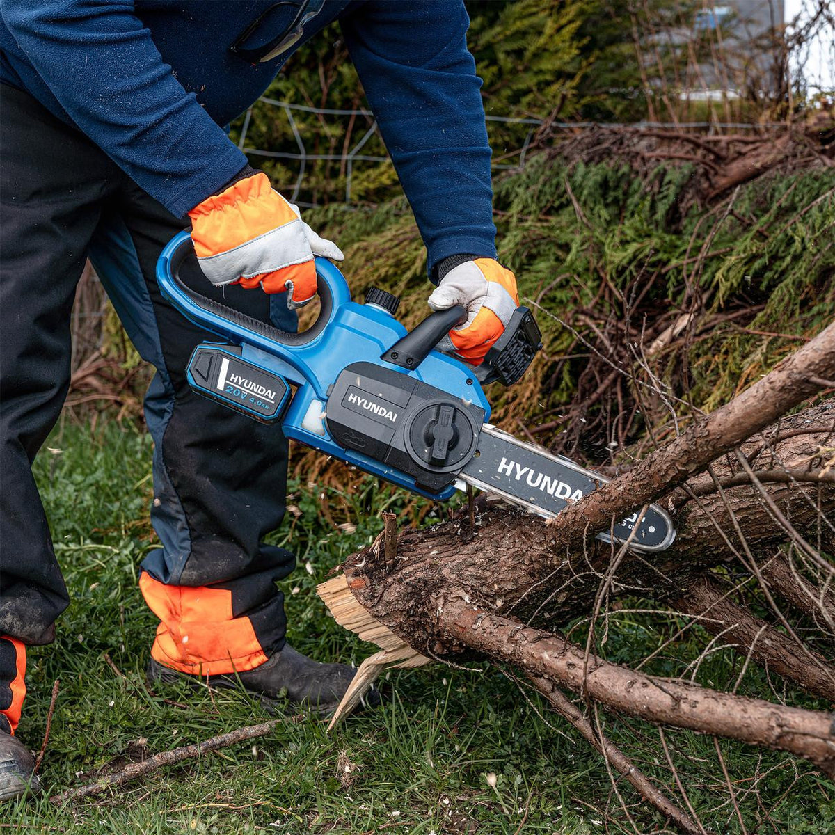 Hyundai 10'' 25cm Cordless Chainsaw 20V Li-Ion 4Ah Battery and Charger | HY20CCS10