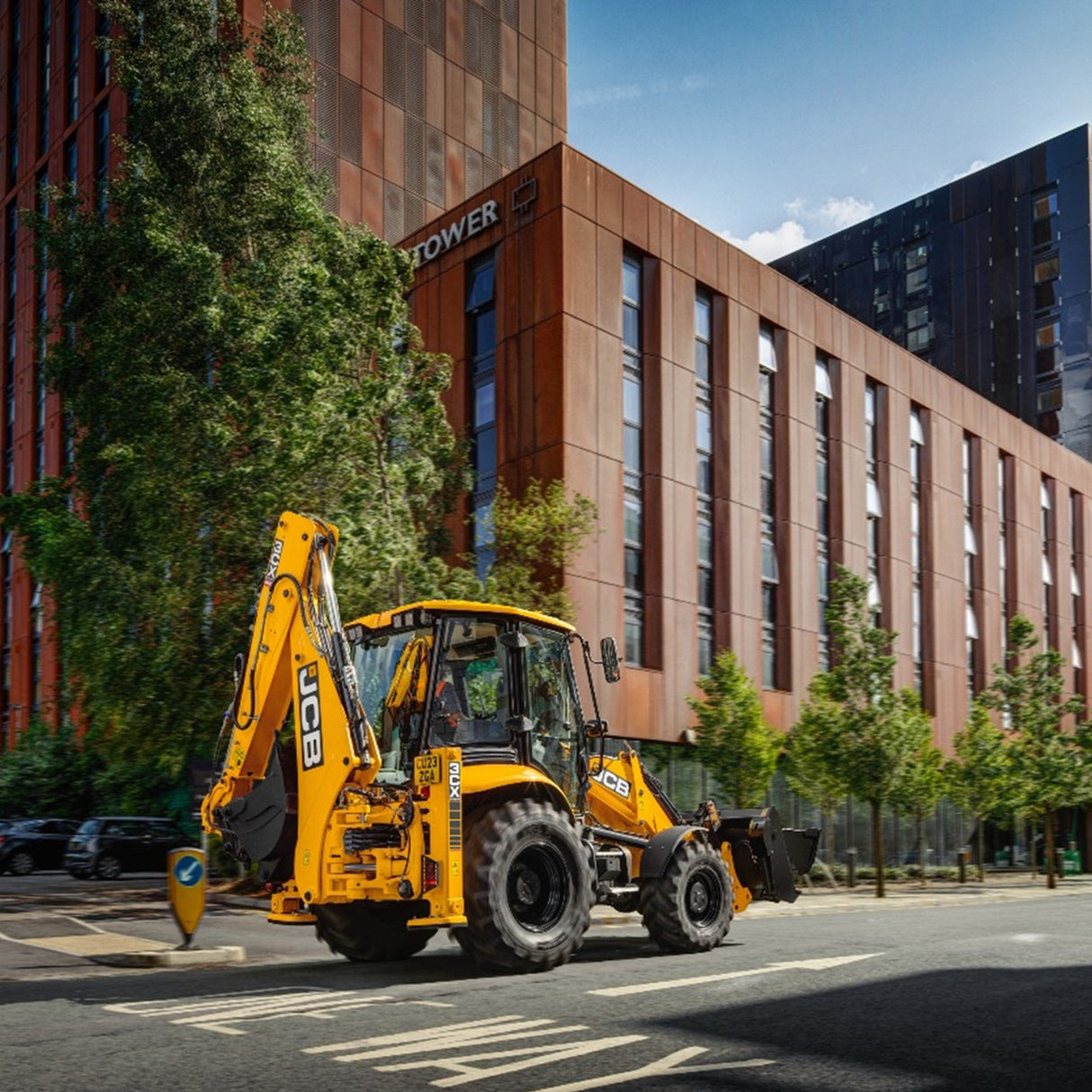 JCB 42’’ Roller Tool Cabinet, 11 Drawers, Steel with Hardwood Worktop and Backhoe Loader Wrap JCBRCBB