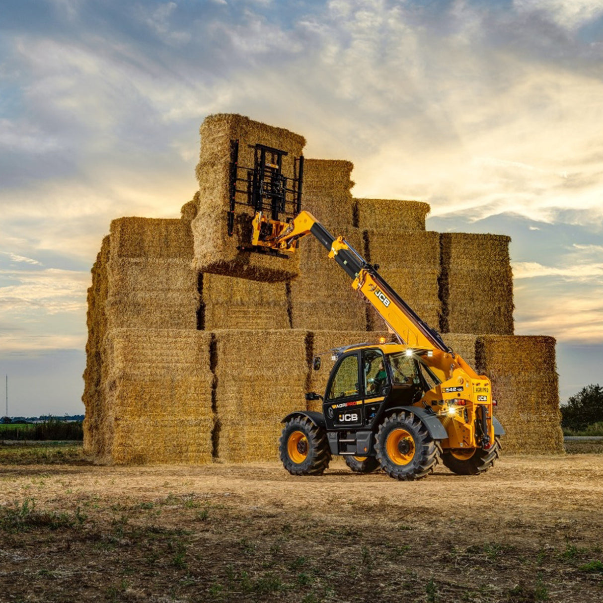 The Iconic JCB Telehandler Featured the 2JCB 42’’ Roller Cabinet and Top Tool Chest Stack with Telehandler Loader Wrap | JCBTLHSTACK