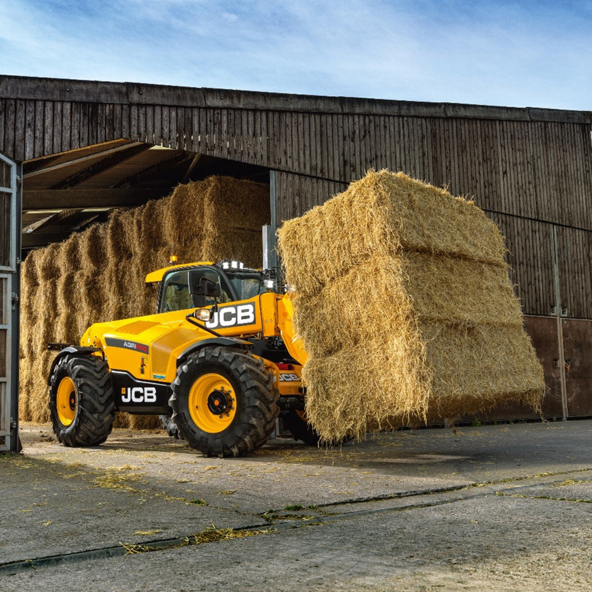 Transform your workshop with the JCB roller cabinet and top tool chest stack featuring an iconic Telehandler skin wrap.