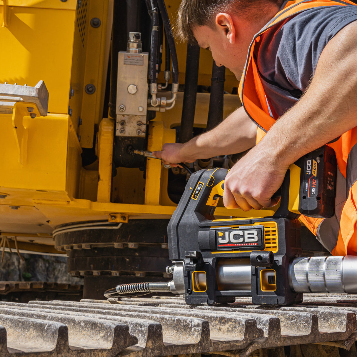 JCB Pro 18V Grease Gun, 300g/min Max Flow, 410 / 455g Capacity, Variable Speed, Up To 10,150psi Pressure (Bare Tool) | JCB-18PGG-VS