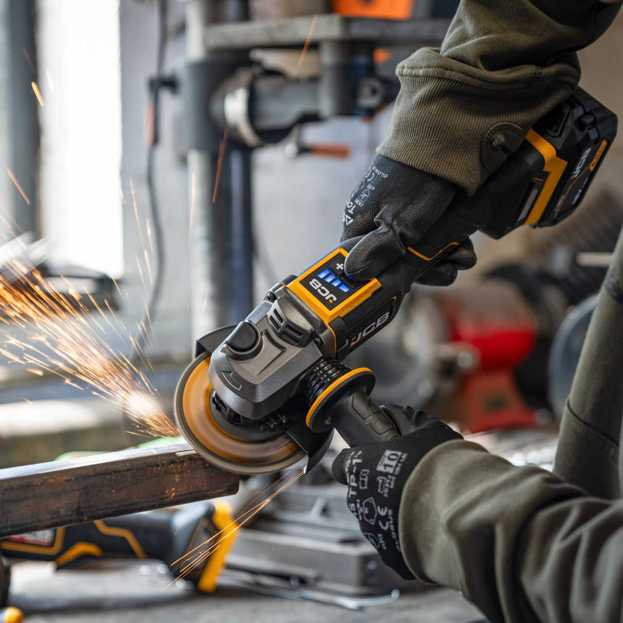 JCB Pro 18V Angle Grinder, 4.5"/ 115mm, Digital Speed Control, Anti-Vibration, Paddle Switch (Bare Tool) | JCB-18PAG-115