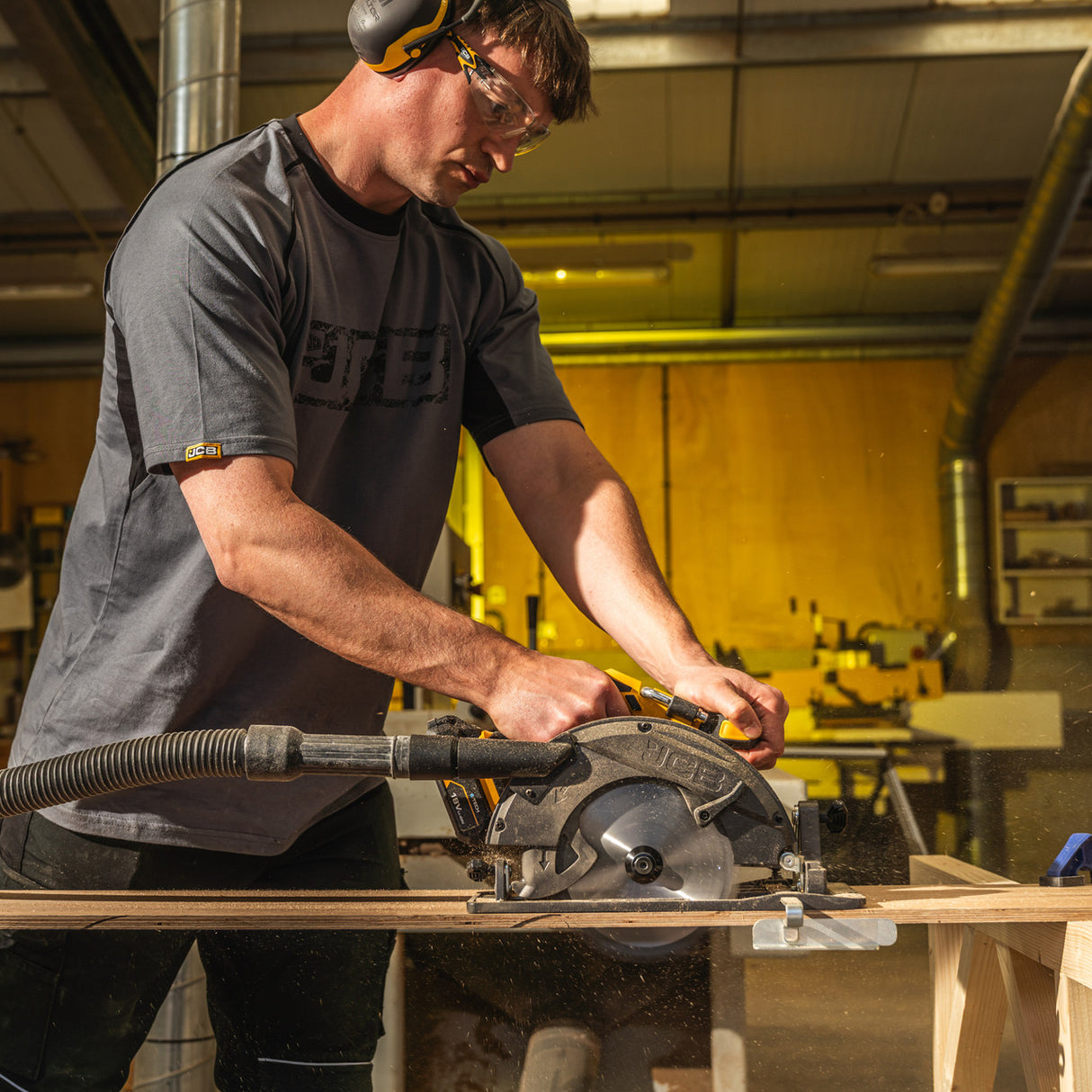 JCB Pro 18V Circular Saw 185mm, 60mm Cut Depth, Aluminium Base, Incl. 2 Blades (Bare Tool) | JCB-18PCS-185