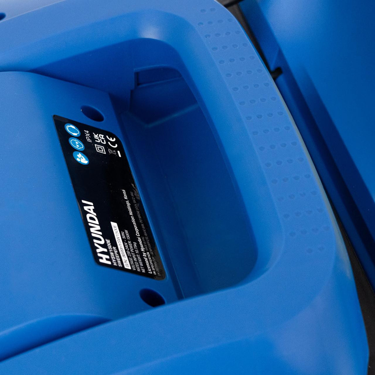 Hyundai 1500W 32cm Electric Artificial Grass Sweeper and Lawn Brush | HYSW1500E