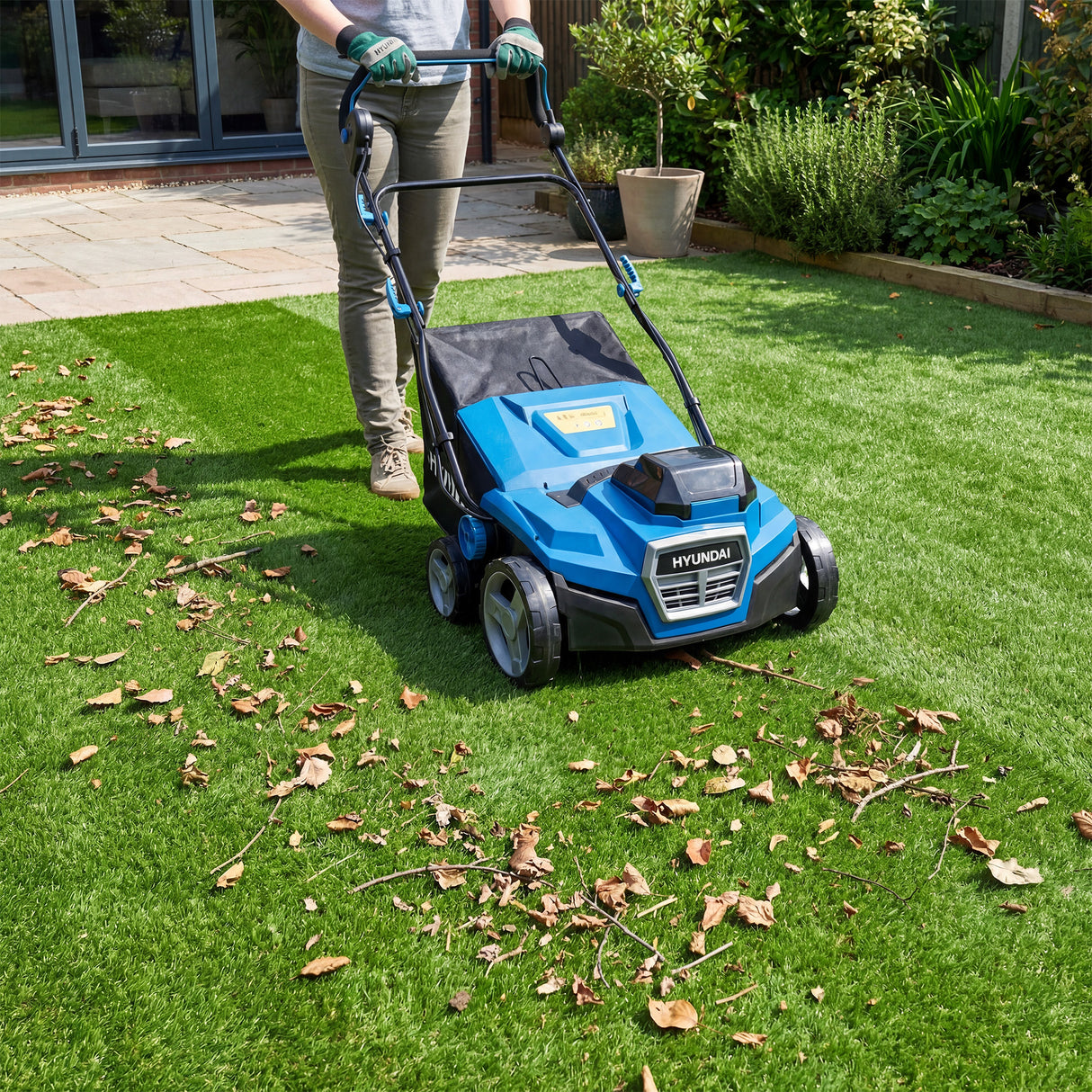 Hyundai 38cm / 15" 40V (2x20V) Cordless Artificial Grass Sweeper Brush, Brushless, 45L Collection Bag | HY40CSW38