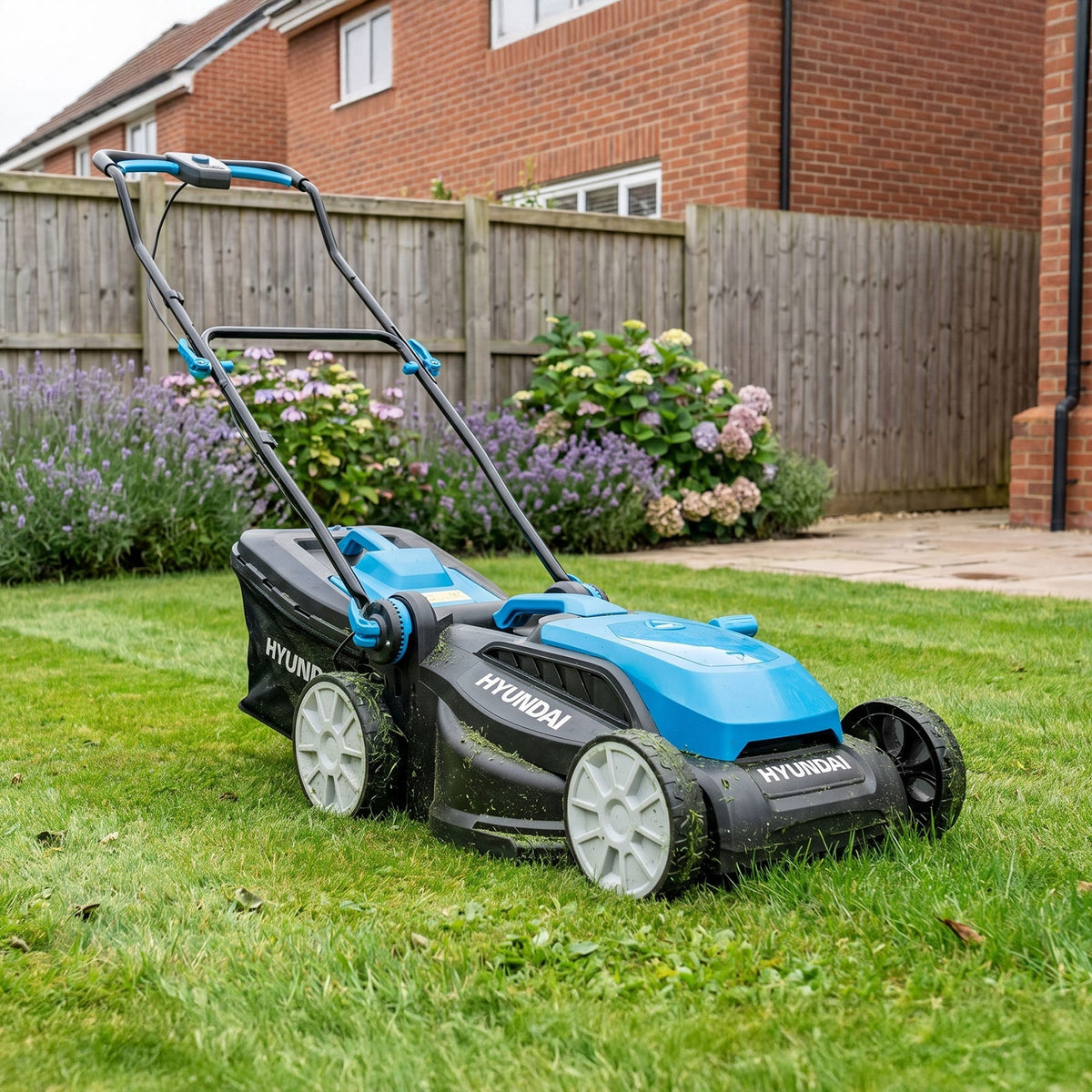 Hyundai 38cm / 15" 40V (2x20V) Brushless Cordless Lawnmower, 36L Bag | HY40CLM38
