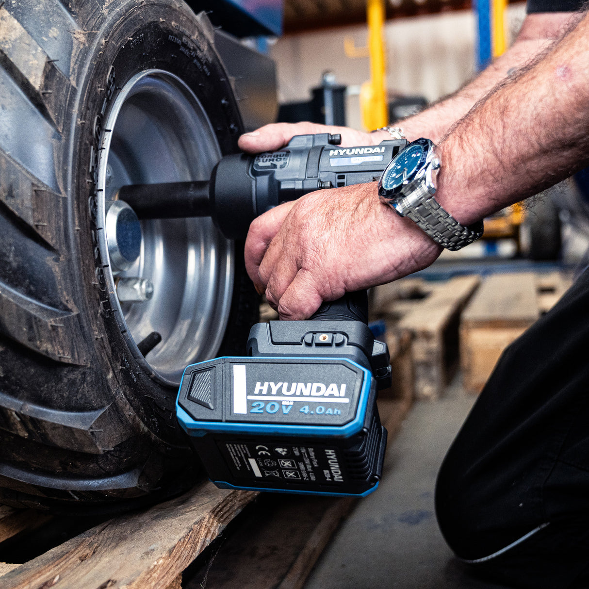Hyundai 20V Cordless ½’’ Impact Wrench, 700Nm High-Torque with Friction Ring, 20V 4AH Battery & Charger | IW20X-700+BI20-4+C20-2