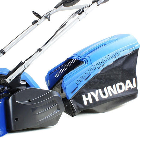 The HYM530SPR's extra-large 70L grass collector bag features a high airflow plastic top with a level indicator to ensure maximum grass pickup. As it's so large, it also means you'll spend less time having to empty the cuttings, reducing your overall mowing time.