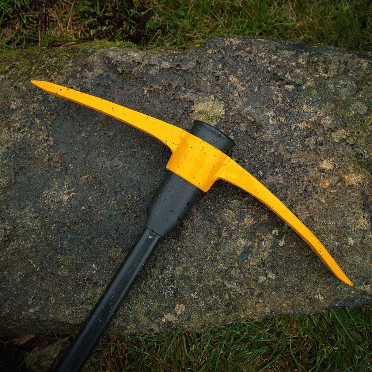 The 40mm chisel width and substantial 660mm length ensure precision in every strike, making it an indispensable tool for excavation and shaping tasks.