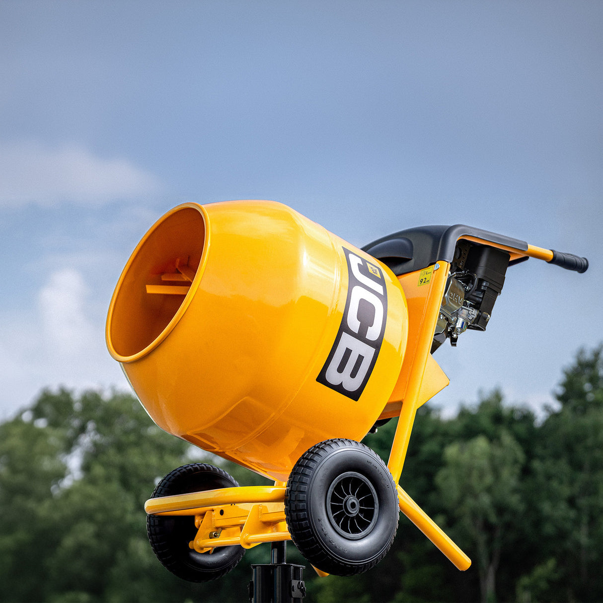 Mix Cement, Concrete and other aggregates with the 134L capacity mixer.