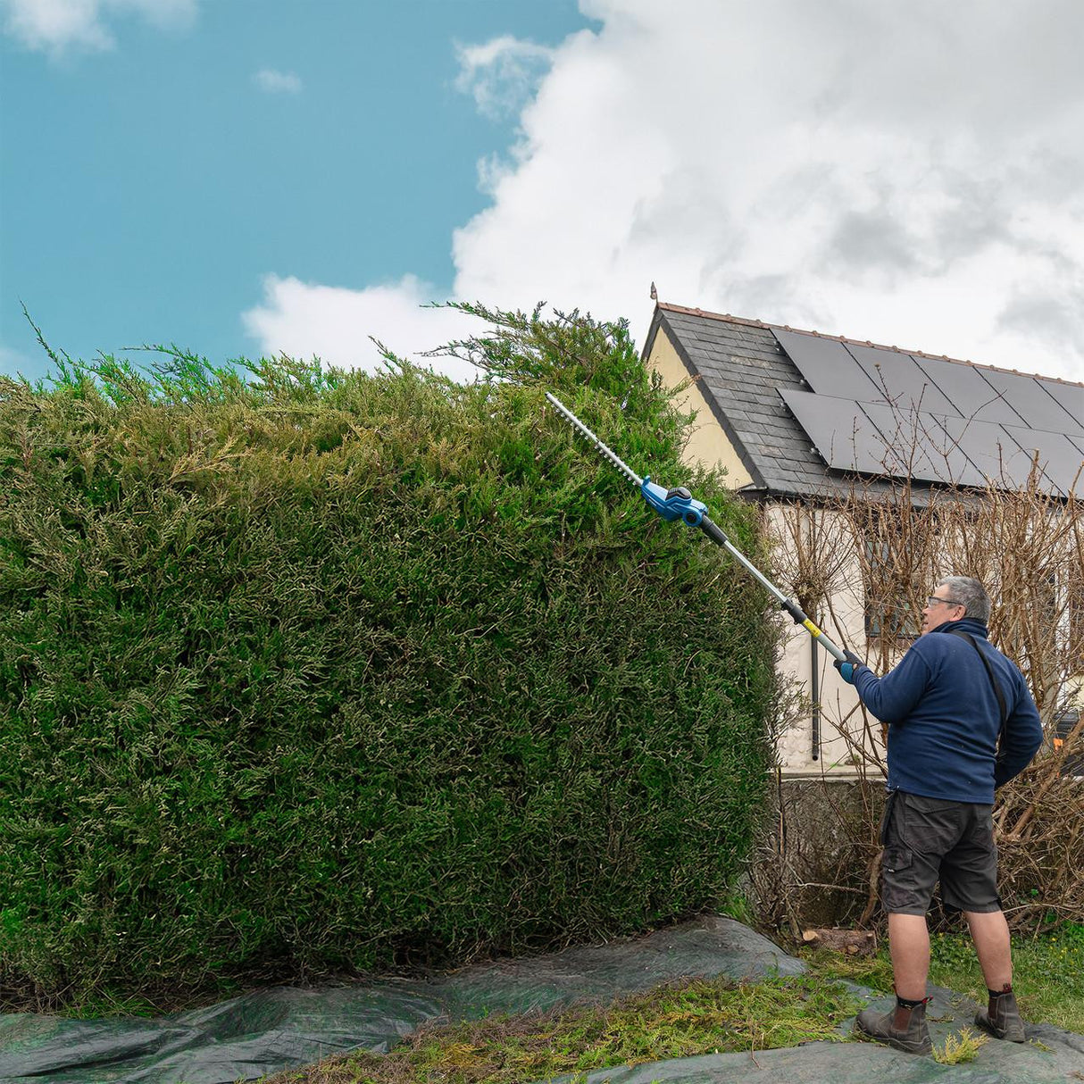 Lightweight, extendable, and powered by a 2.0Ah lithium-ion battery, this long-reach trimmer offers cordless freedom, ergonomic comfort, and clean, precise results—even at heights up to 3.6 metres.