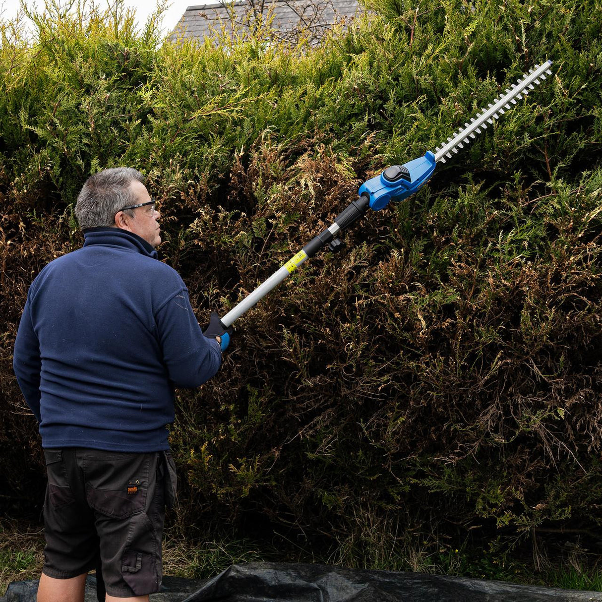 Designed for effortless, high-reach trimming, this 2.0Ah lithium–ion battery-powered hedge trimmer provides cordless freedom, a lightweight design, and a telescopic handle to reach even the most difficult areas.