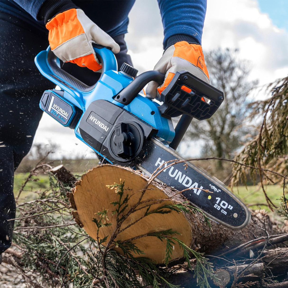 Hyundai 10'' 25cm Cordless Chainsaw 20V Li-Ion 4Ah Battery and Charger | HY20CCS10