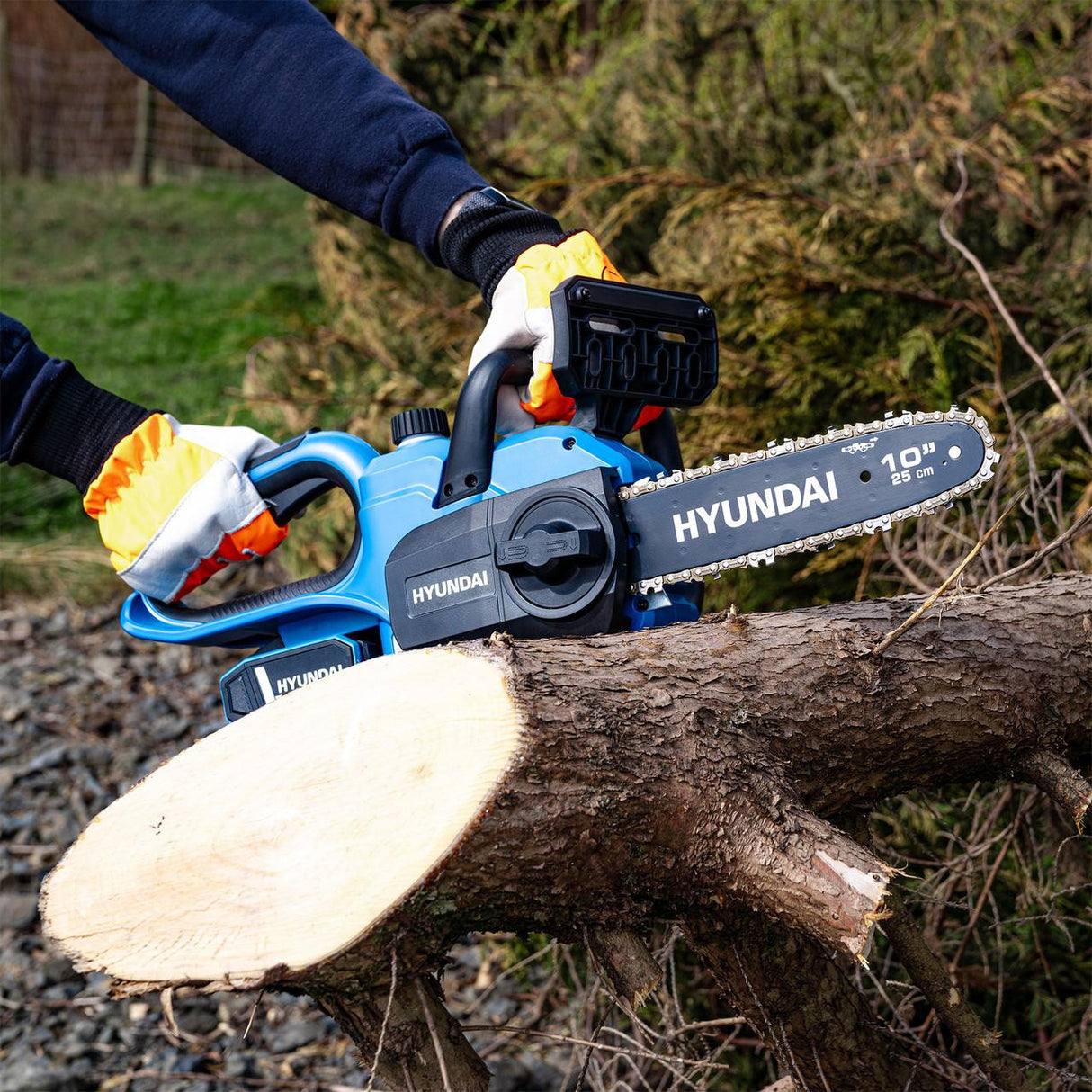 Hyundai 10'' 25cm Cordless Chainsaw 20V Li-Ion 4Ah Battery and Charger | HY20CCS10