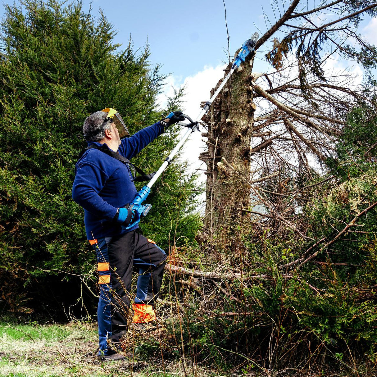 Hyundai 20V Cordless Pole Saw, 2Ah Battery and Charger, Lightweight and Telescopic Chainsaw | HY20CPS