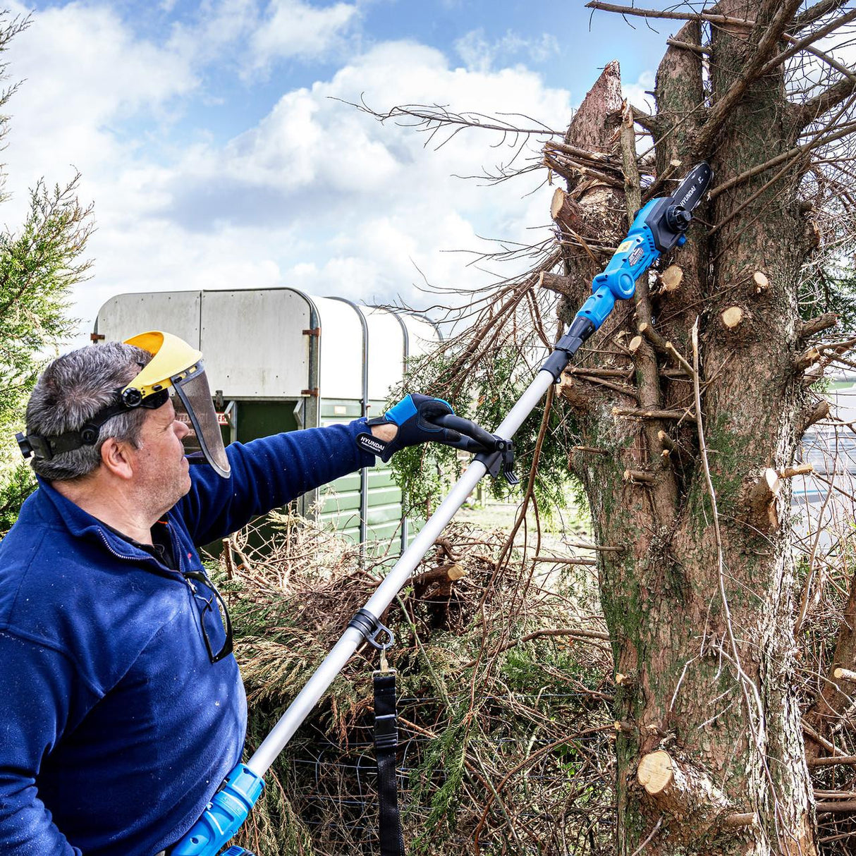 Hyundai 20V Cordless Pole Saw, 2Ah Battery and Charger, Lightweight and Telescopic Chainsaw | HY20CPS