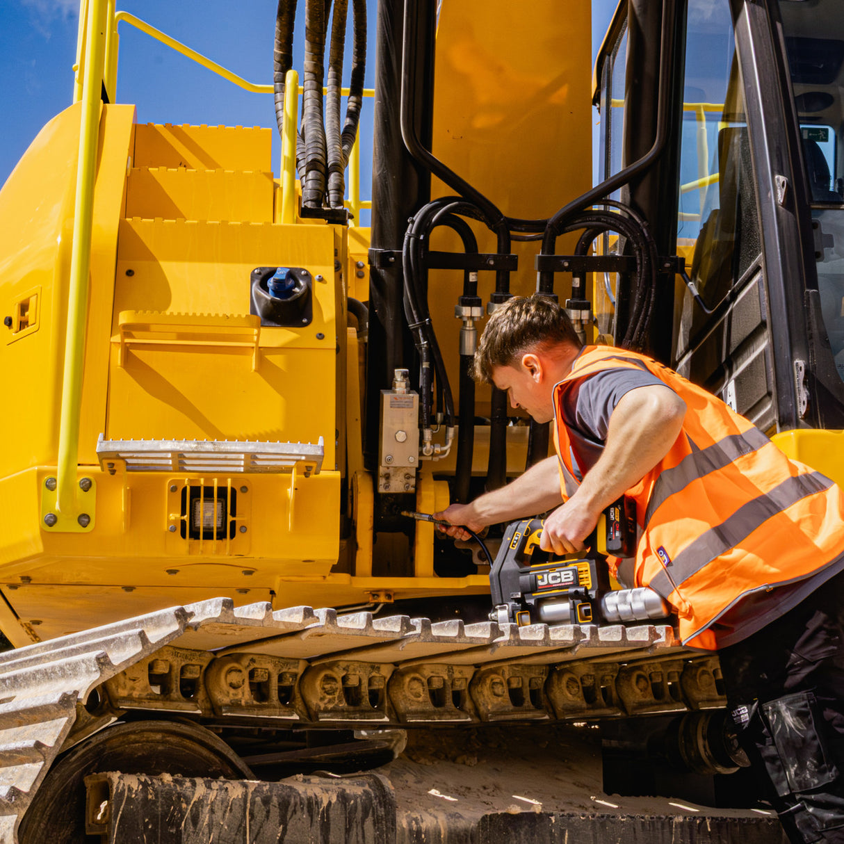 JCB Pro 18V Grease Gun, 300g/min Max Flow, 410 / 455g Capacity, Variable Speed, Up To 10,150psi Pressure (Bare Tool) | JCB-18PGG-VS