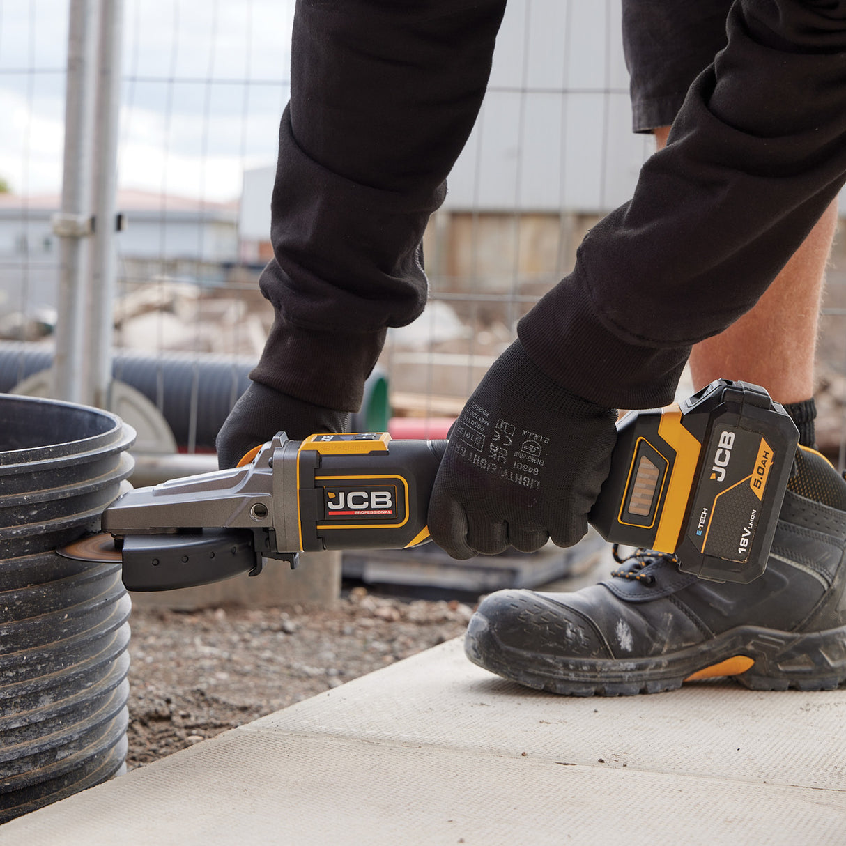 Flat Head Design for Tight Spaces – Access confined areas and acute angles down to 43°, perfect for detailed grinding and cutting work.