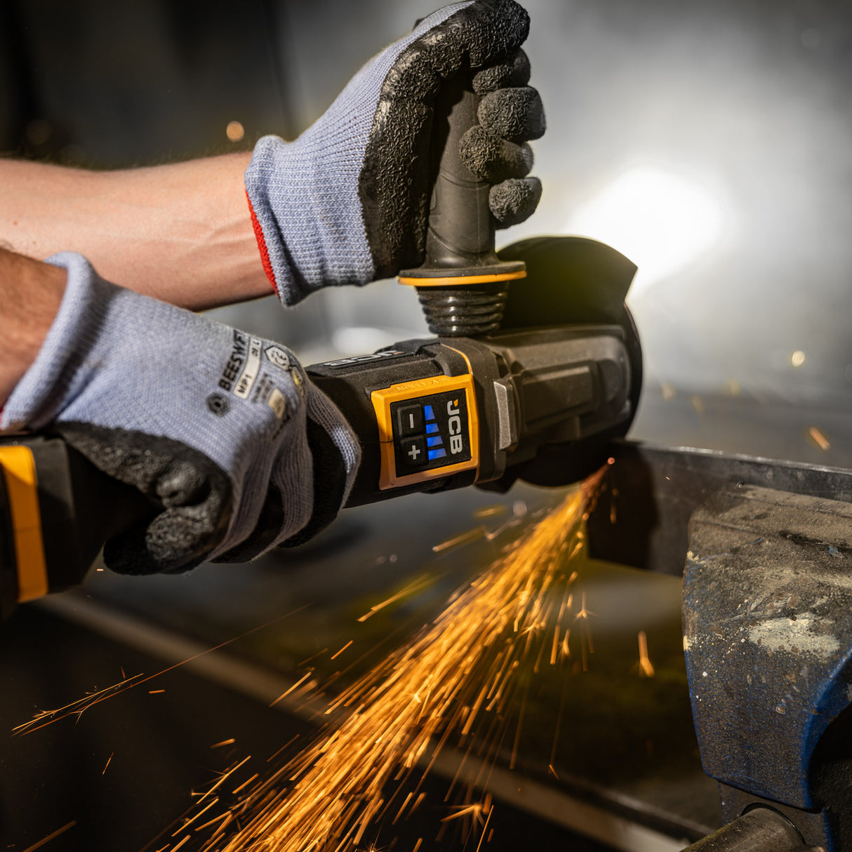 Powerful 18V Brushless Motor – Delivers consistent high-performance power with improved efficiency, durability, and reduced maintenance.