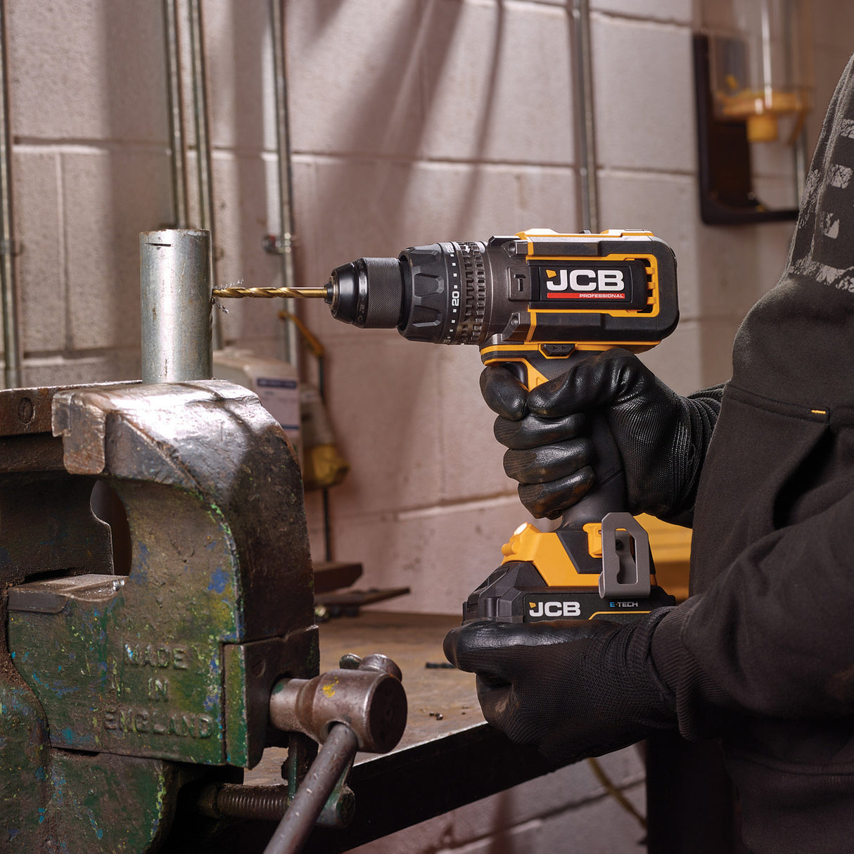 JCB Pro 18V Combi Drill 160Nm, Brushless, Anti-Kickback & Variable Speed, 25+3 Torque, 2x 5.0Ah Lithium-ion Batteries & 4.5A Charger | JCB-18PCD-160-5