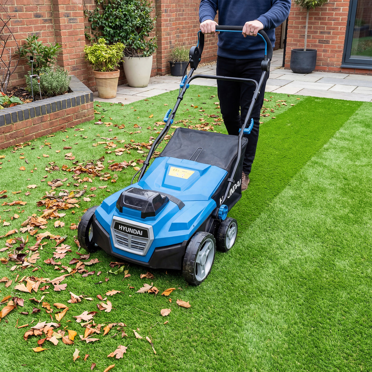 Hyundai 38cm / 15" 40V (2x20V) Cordless Artificial Grass Sweeper Brush, Brushless, 45L Collection Bag | HY40CSW38