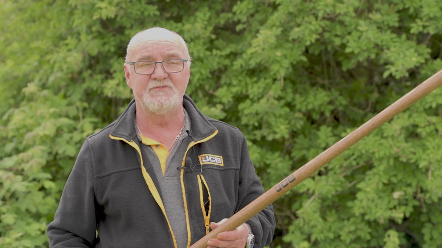 JCB 130 x 150 mm Heritage Garden Hoe, Carbon Steel Blade, Ash Handle | JCBHDUHO01 — video